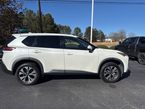Used 2021 Nissan Rogue SV image 2