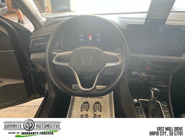 Used 2025 Volkswagen Jetta SE FWD image 22