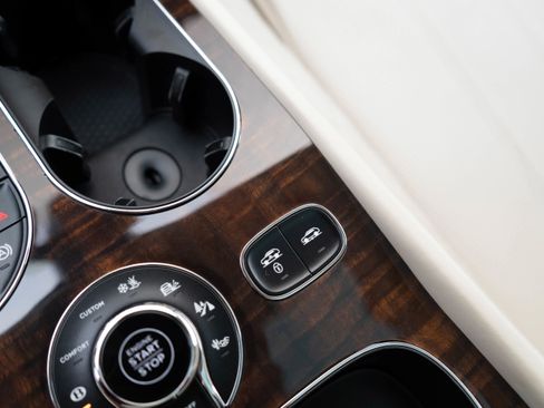 Used 2017 Bentley Bentayga image 26