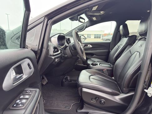 Used 2024 Chrysler Pacifica Touring-L w/ Uconnect Theater Family Group image 11