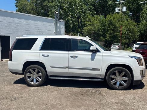 Used 2017 Cadillac Escalade Luxury AWD/4WD image 3