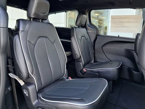 New 2027 Chrysler Pacifica Limited AWD/4WD image 20