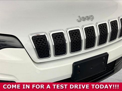 Used 2019 Jeep Cherokee Latitude Plus w/ Comfort/Convenience Group AWD/4WD image 29