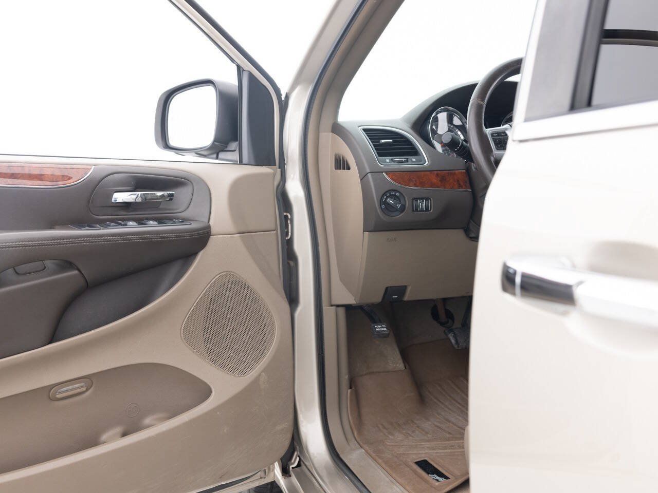 Used 2012 Chrysler Town & Country Touring-L w/ Entertainment Group #2 FWD image 24
