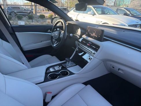 Used 2025 Genesis G70 2.5T image 8