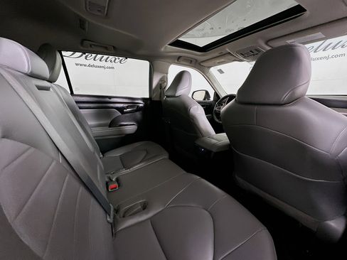 Used 2022 Toyota Highlander XLE AWD/4WD image 31