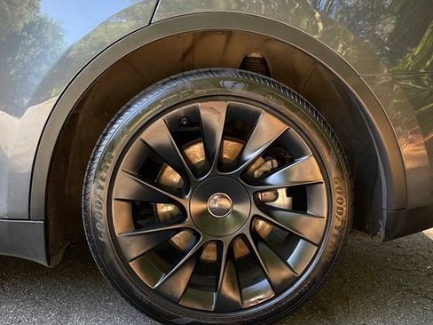 Used 2022 Tesla Model Y Long Range AWD/4WD image 5