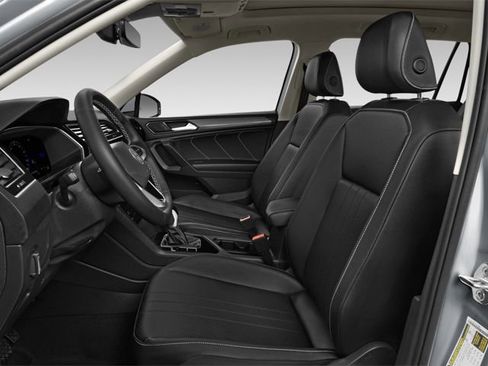 Used 2025 Volkswagen Tiguan SE R-Line image 10