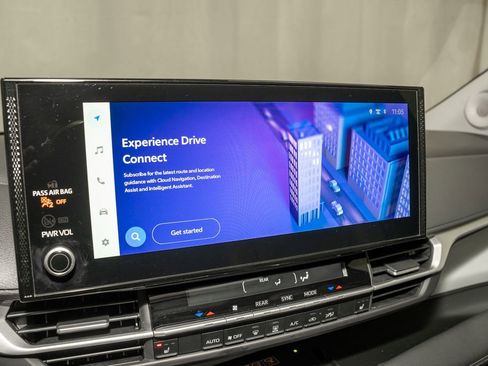 Used 2025 Toyota Sienna XLE image 15