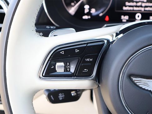 Used 2023 Bentley Bentayga Extended Wheelbase image 35