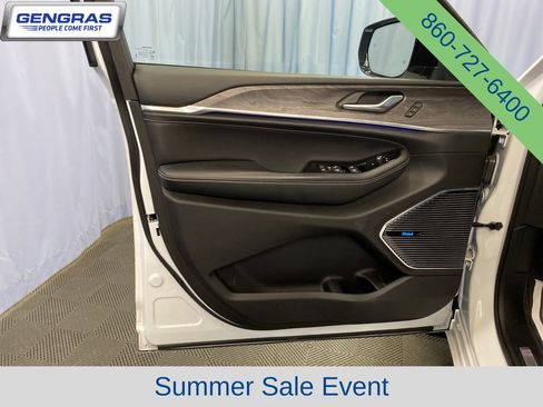 Used 2023 Jeep Grand Cherokee Overland AWD/4WD image 12
