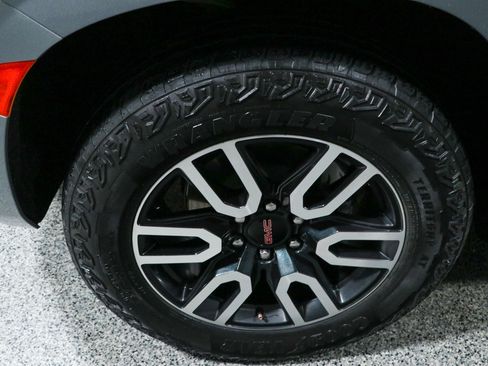 Used 2023 GMC Yukon AT4 w/ AT4 Premium Package AWD/4WD image 11