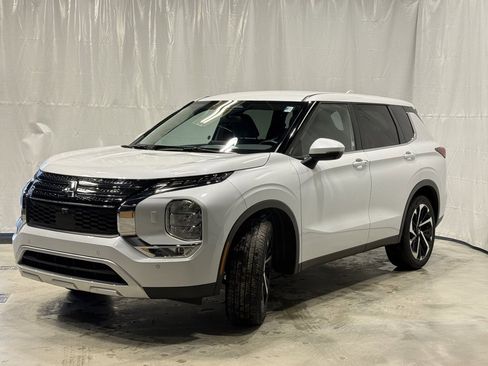 Used 2024 Mitsubishi Outlander SE image 3