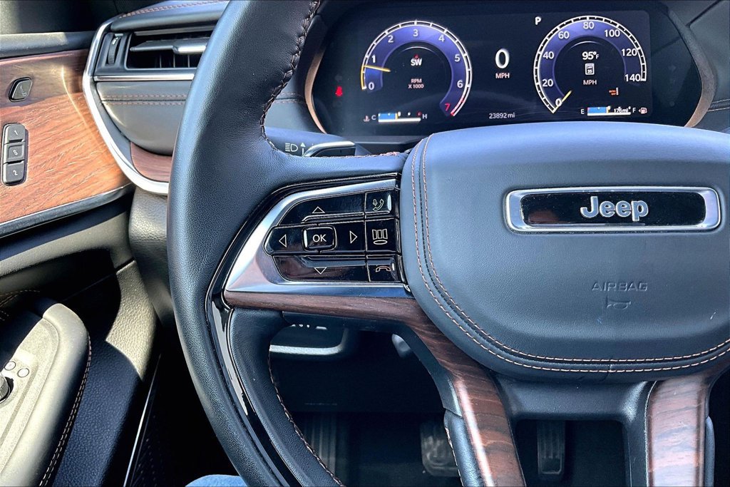 Used 2025 Jeep Grand Cherokee Summit w/ Obsidian Package AWD/4WD image 5