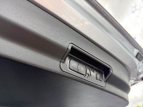 Used 2023 Ford Explorer XLT AWD/4WD image 26