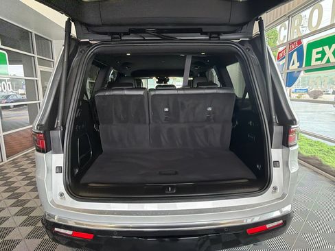 Used 2025 Jeep Wagoneer Series II w/ 8-Passenger Seating Package AWD/4WD image 8