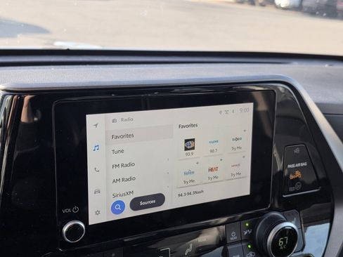 Used 2024 Toyota Highlander XLE image 16