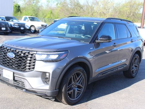 Used 2025 Ford Explorer ST-Line w/ ST-Line Street Pack image 2