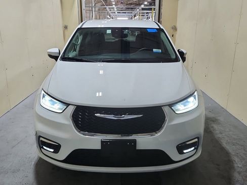 Used 2023 Chrysler Pacifica Touring-L image 6