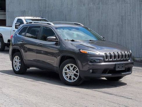 Used 2016 Jeep Cherokee Latitude w/ Cold Weather Group AWD/4WD image 11