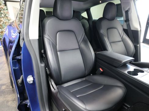 Used 2022 Tesla Model Y Long Range image 30