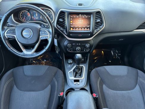 Used 2016 Jeep Cherokee Latitude w/ Cold Weather Group AWD/4WD image 16