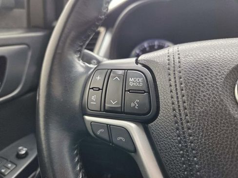 Used 2017 Toyota Highlander SE image 15