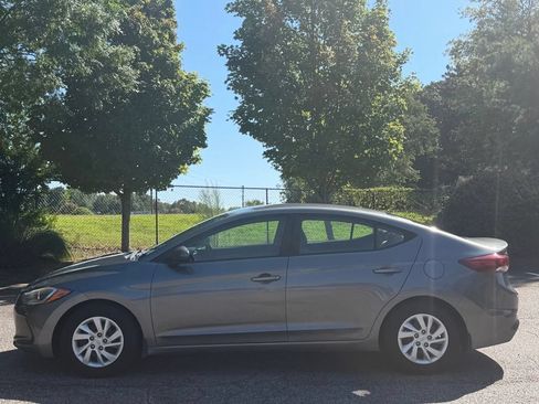 Used 2018 Hyundai Elantra SE w/ Cargo Package FWD image 2