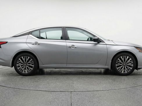 Used 2025 Nissan Altima 2.5 SV FWD image 11