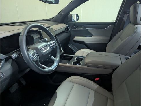 Used 2025 GMC Acadia Elevation w/ Elevation Premium Package FWD image 11