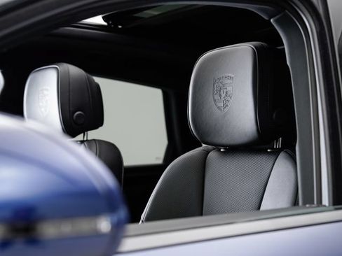 Certified 2025 Porsche Macan AWD/4WD image 10