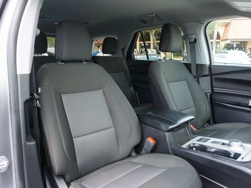Used 2023 Ford Explorer XLT RWD image 2