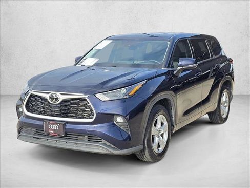 Used 2022 Toyota Highlander LE image 26