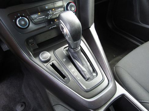 Used 2017 Ford Focus SE FWD image 19
