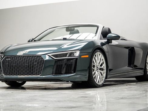 Used 2017 Audi R8 V10 w/ Carbon Exterior Package image 14