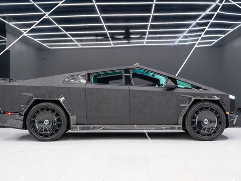 Used 2025 Tesla Cybertruck AWD Crew Cab image 9