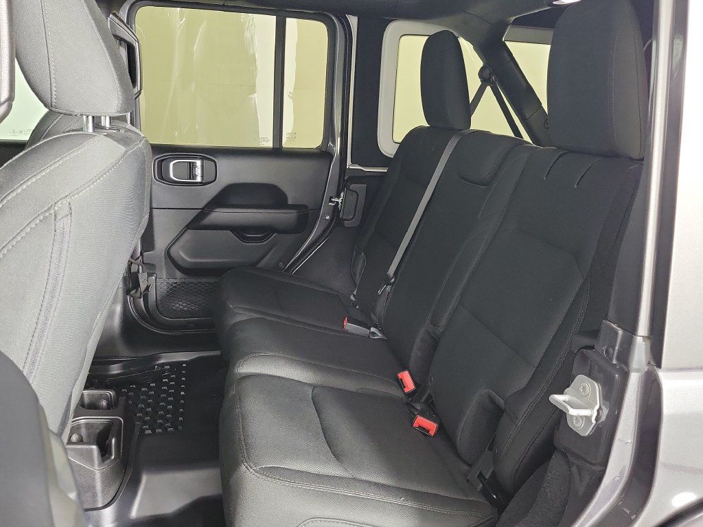 Used 2018 Jeep Wrangler Unlimited Sahara AWD/4WD image 9