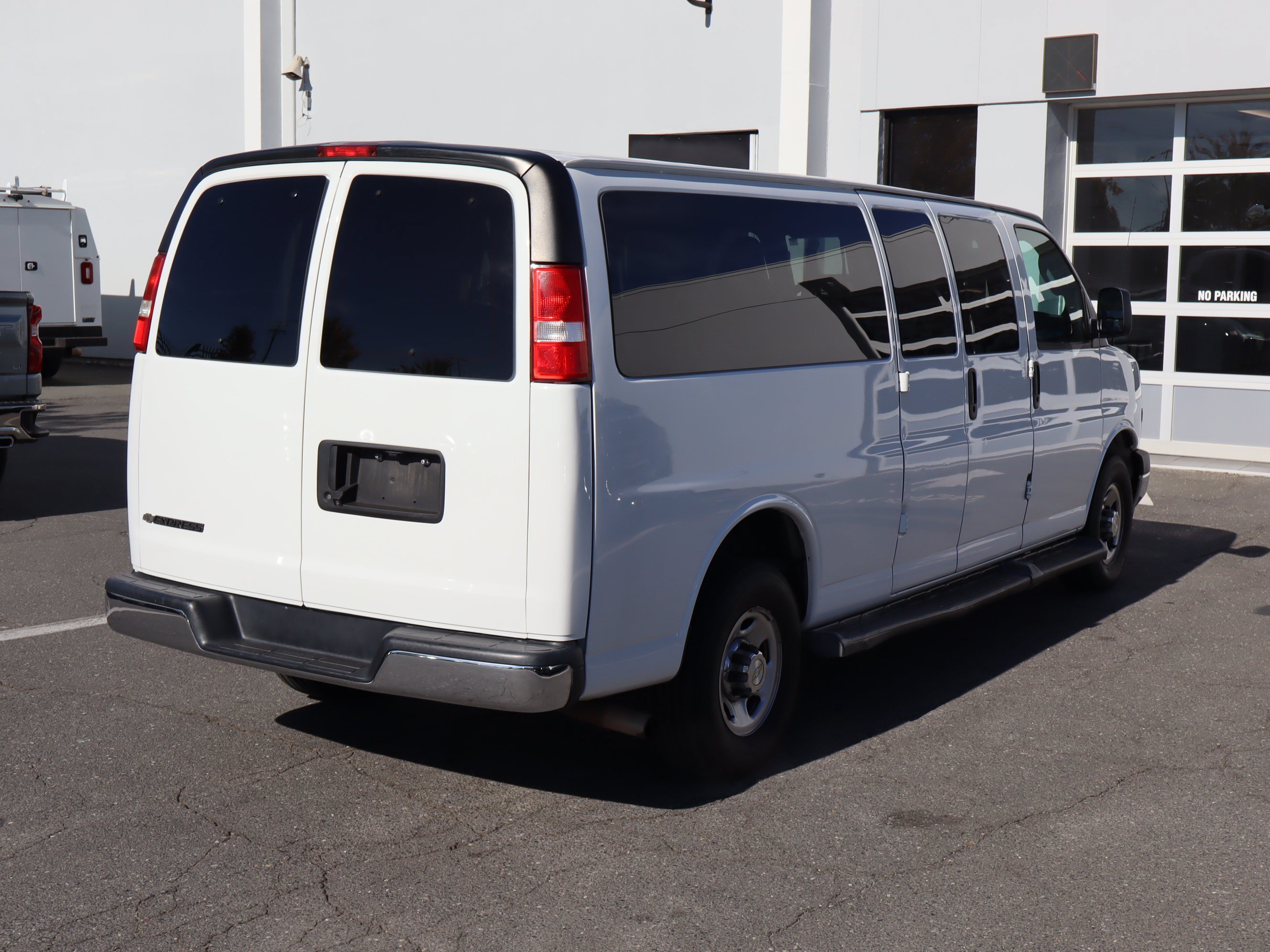 Used 2020 Chevrolet Express 3500 LT w/ LT Preferred Equipment Group RWD image 11