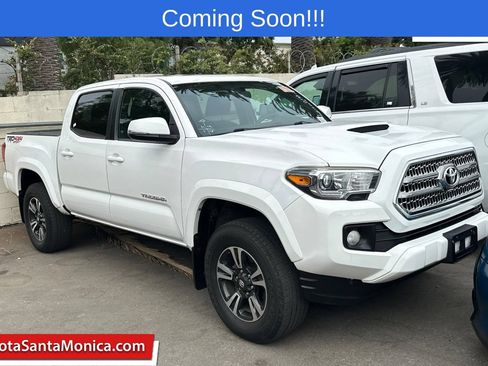Used 2017 Toyota Tacoma TRD Sport AWD/4WD image 1
