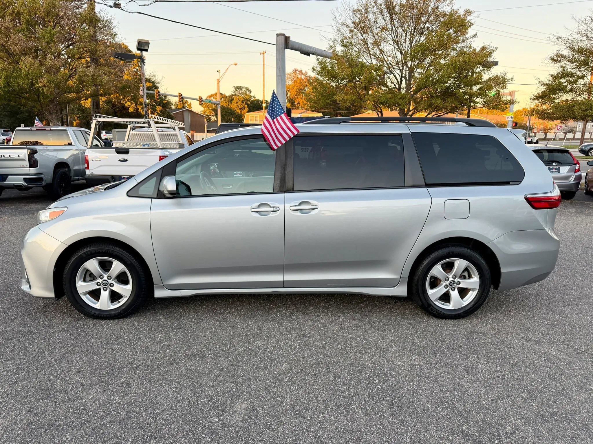 Used 2019 Toyota Sienna LE FWD image 2