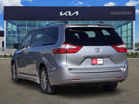 Used 2018 Toyota Sienna XLE Premium image 4