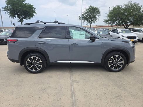 New 2026 Nissan Pathfinder Platinum FWD image 2