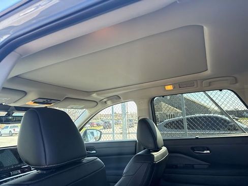 Used 2025 Nissan Pathfinder Platinum w/ Cargo Package image 17