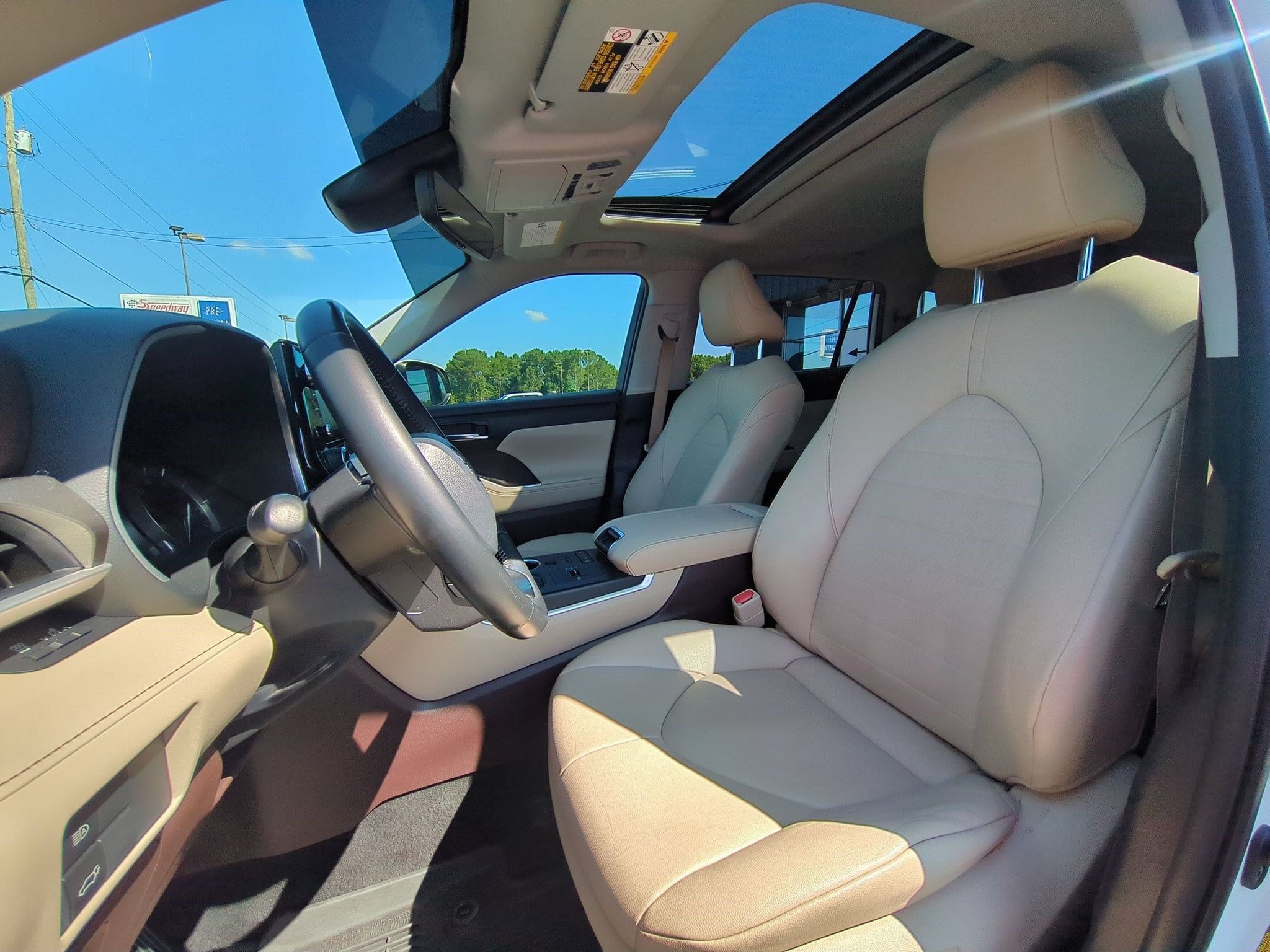 Used 2022 Toyota Highlander XLE FWD image 24