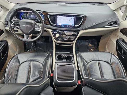 Used 2023 Chrysler Pacifica Limited image 2