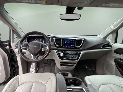Used 2017 Chrysler Pacifica Touring-L Plus w/ Tire & Wheel Group FWD image 16