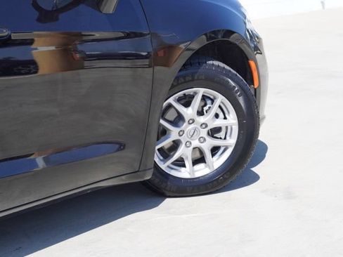 Used 2025 Chrysler Pacifica Select FWD image 9