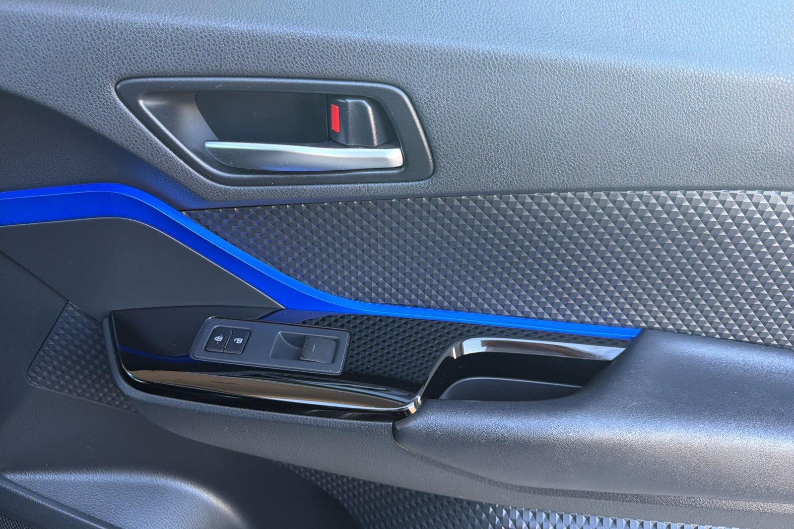Used 2020 Toyota C-HR XLE FWD image 22