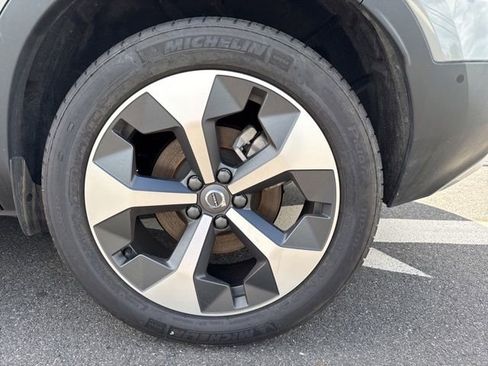 Certified 2025 Volvo XC40 B5 Plus AWD/4WD image 9