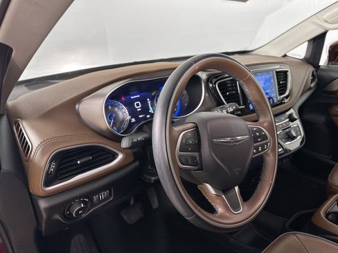 Used 2017 Chrysler Pacifica Limited FWD image 9